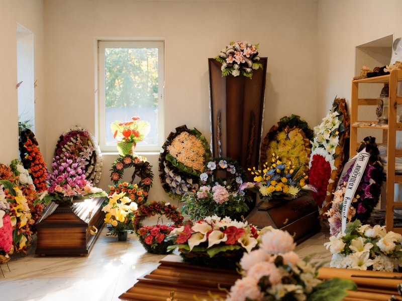 Офис Ritual Mirklis с большим выбором деревянных гробов и похоронных принадлежностей