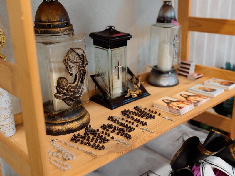 Православные и Католические аксессуары и декор в Даугавпилсе в похоронном бюро Ritual Mirklis