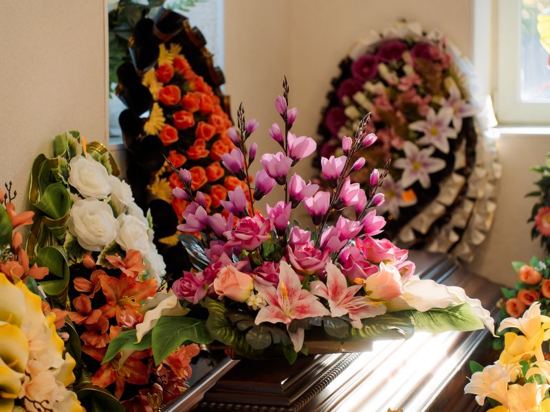 Большой выбор похоронных венков и лент в Даугавпилсе в похоронном бюро Ritual Mirklis